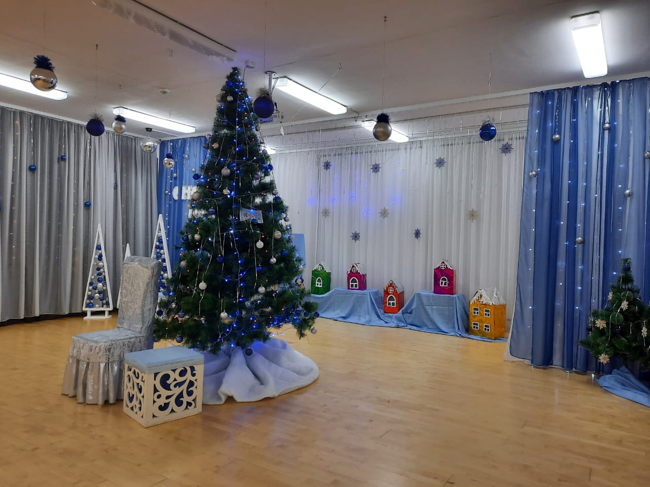 Оформление музыкального зала к Новому году в детском саду